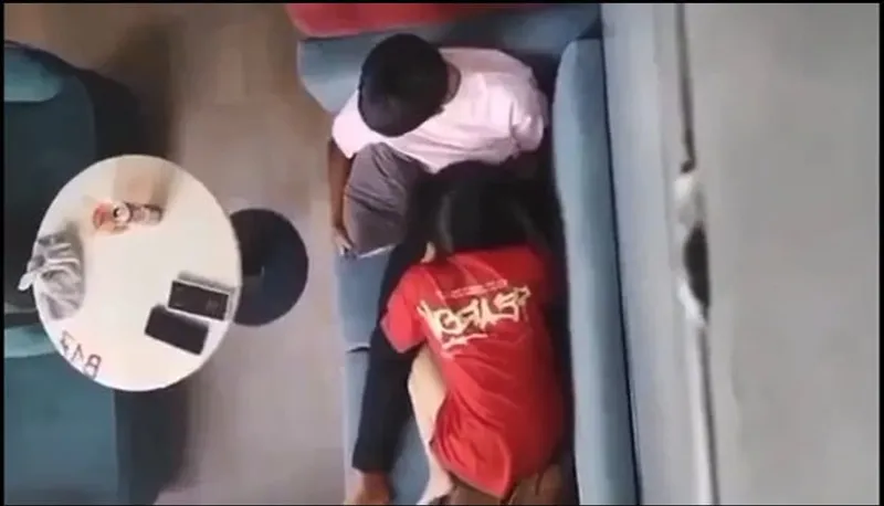 Quay lén em ghệ liếm bú cho eny nơi công cộng