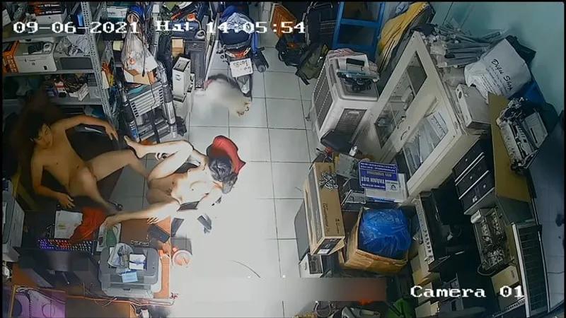 Vợ yêu anh xã địt trộm trong của hàng máy tính