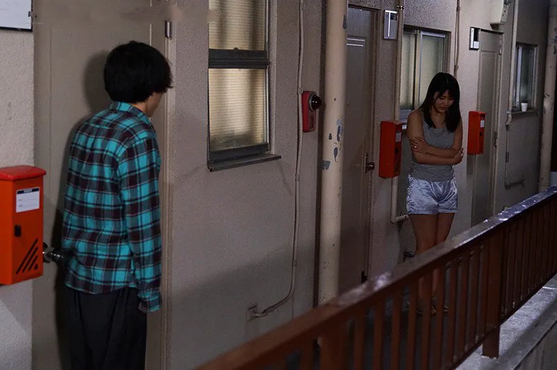 Bí mật vụng trộm với người phụ nữ nhà bên cãi nhau bị anh xã đuổi ra cửa