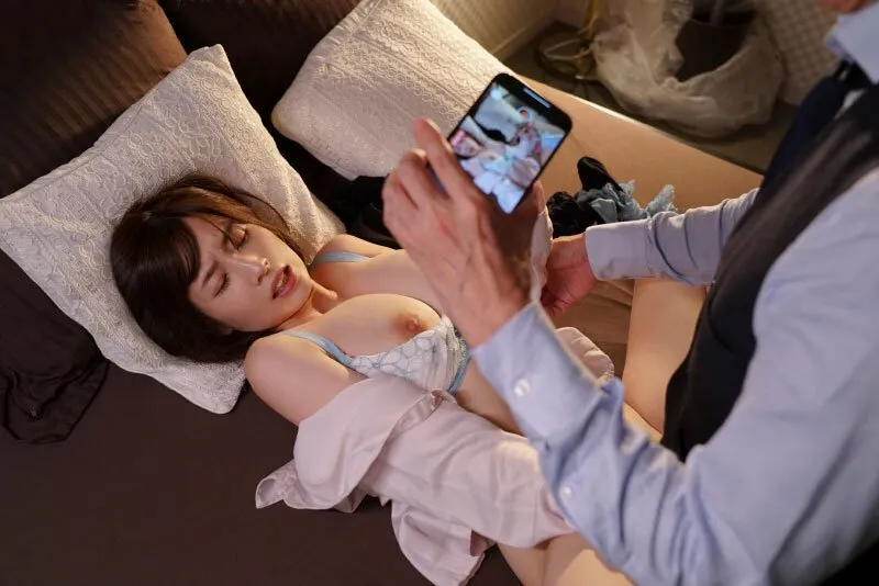 Sếp chuốc thuốc em thư ký bắt xoạc cả đêm khi đi bàn việc làm ăn xa