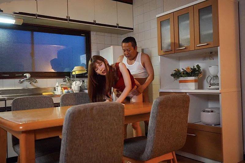 Con gái bị ông chồng mới của mẹ đụ mỗi ngày, cho dù đã có người yêu