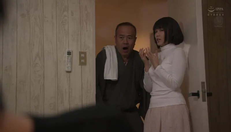 Bố gã chồng gài bẫy người tình của con trai để tống tình mỗi ngày