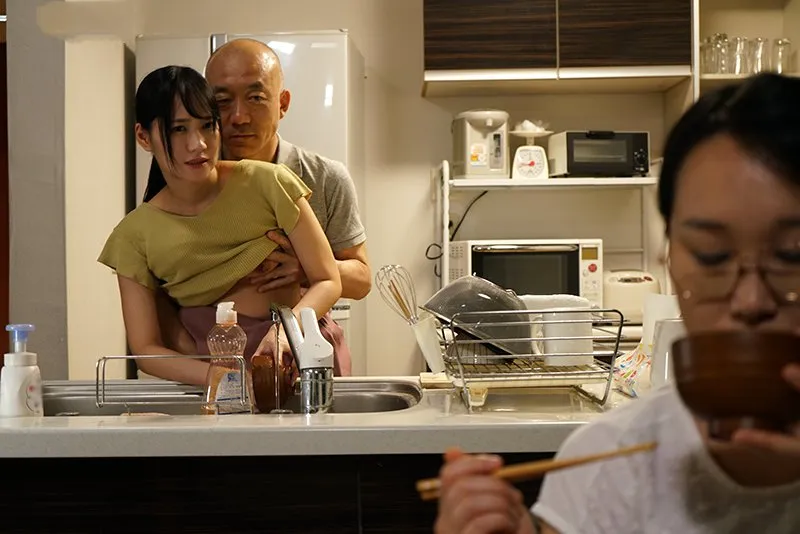 Chồng làm tình con gái riêng của người vợ khi biết vợ không thể sinh con cho mình