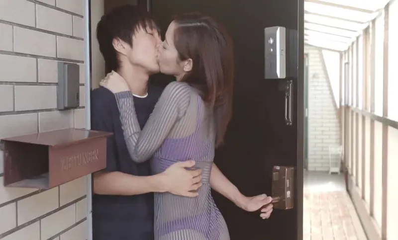 Người phụ nữ hàng xóm với chiếc quần lót lọt khe và cậu nhóc nhà kề bên may mắn