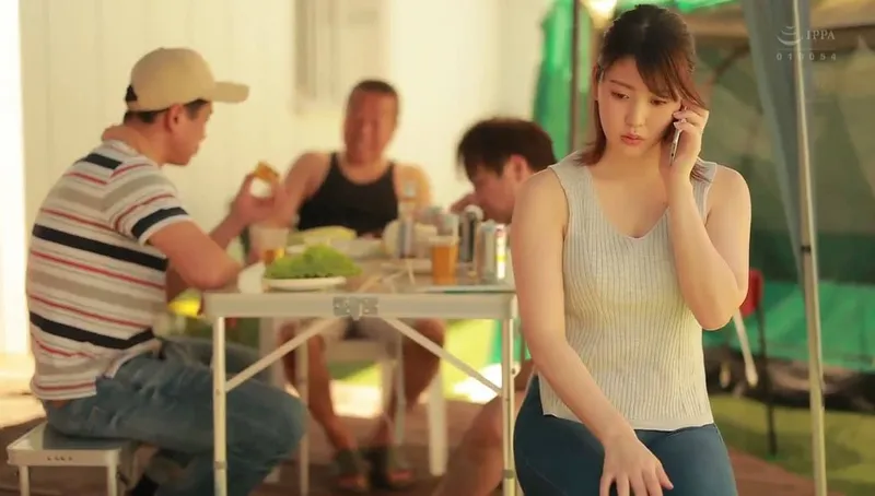 Gã chồng khờ để vợ tham gia sự kiện cắm trại với mấy gã nhà bên và cái kết