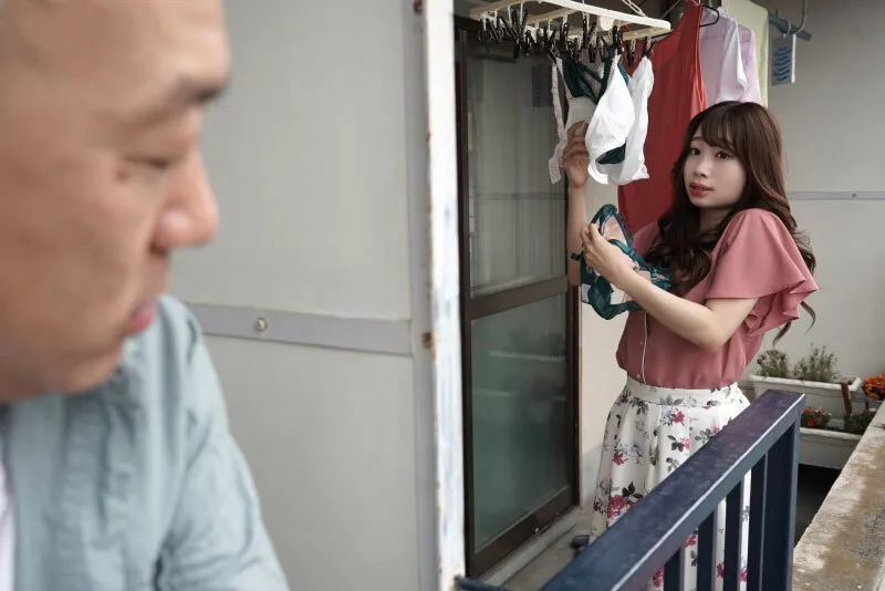 Gã nhà bên chuyên soi mói và cặp cô vợ gã chồng thường xuyên rên la quá to