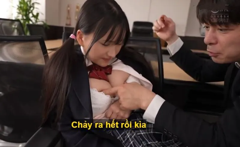 Trong suốt 3 năm, thầy giáo đã rèn luyện cô học trò ngực đẹp thành " bình đựng tinh" .