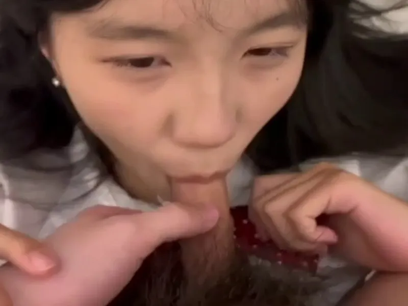 Em loli dễ thương liếm chuối biến em thành con em đào nứng p2